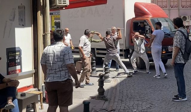 Yol kapatma kavgasında sopa ve yumruklar konuştu
