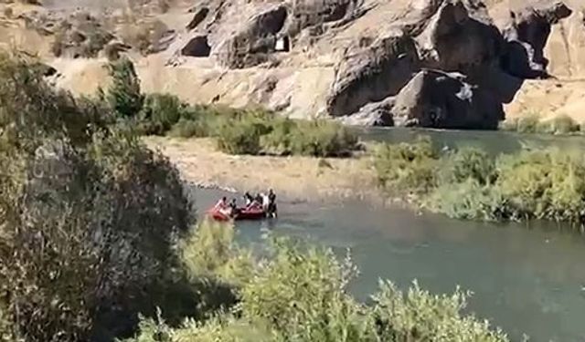 Baraj kapakları açıldı, 4 kişi mahsur kaldı