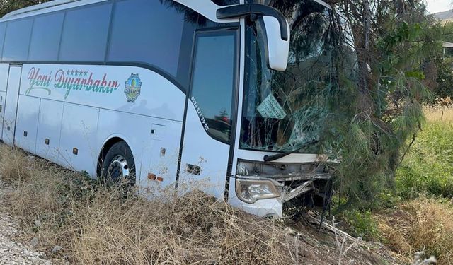 Diyarbakır otobüsü ile otomobil çarpıştı; aynı aileden 4 kişi öldü