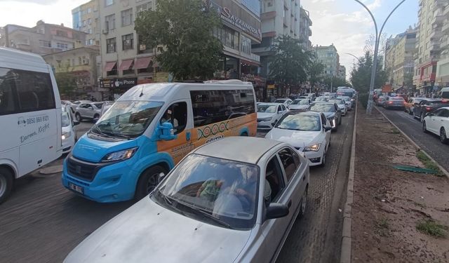 Diyarbakır'da akşam trafik kaosu: Hayat kilitlendi