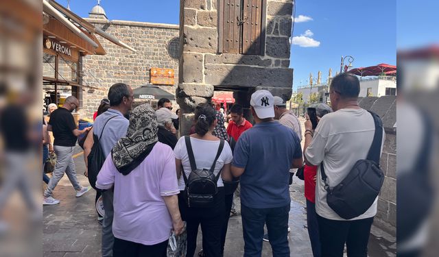 Diyarbakır'da önce dinliyorlar, sonra altından geçiyorlar