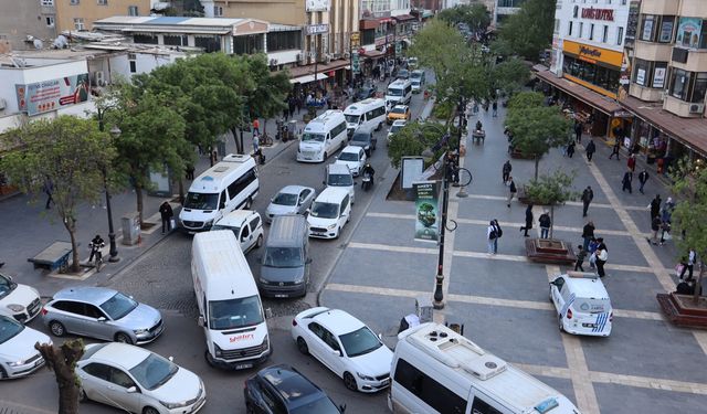 Diyarbakır'da tarihin ortasında trafik çilesi