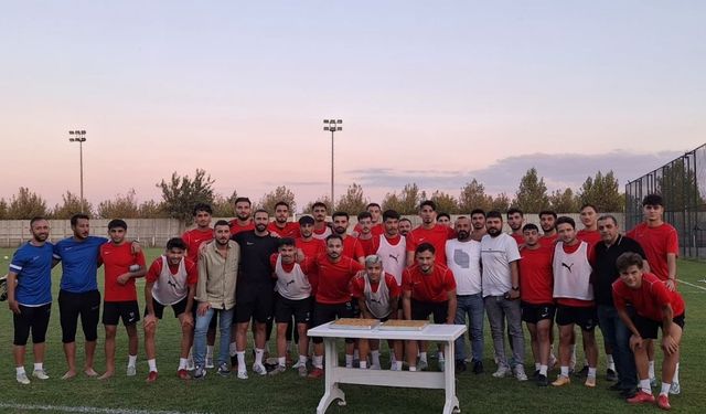 Diyarbekirspor taraftarından futbolculara tatlı ikramı