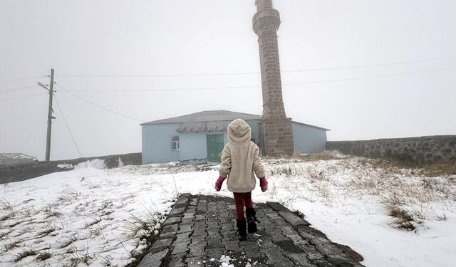 Kars ve Ardahan yüksek kesimlerine kar yağdı