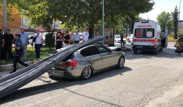 Lüks araç kaza yaptı, vatandaş fotoğraf çekmek için yarıştı!