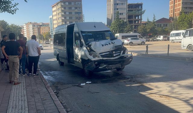 Minibüs ile otobüs çarpıştı: 8 yaralı