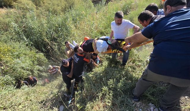 Öğretmenleri taşıyan otomobil dereye uçtu