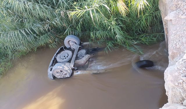 Araba su kanalına uçtu, baba ve oğlu boğuldu