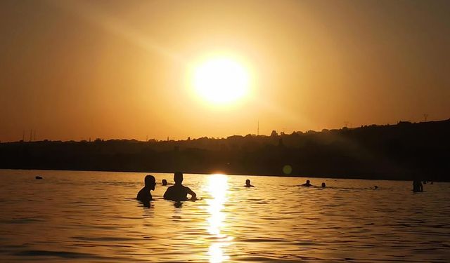 Van Gölü’nde gün batımında yüzme keyfi