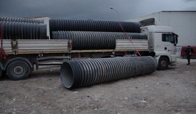 Üzerine 750 kilo plastik boru düşen sürücü ağır yaralandı