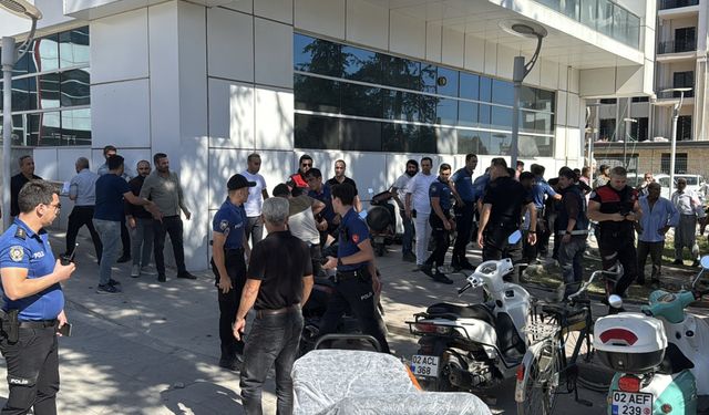 Adıyaman'da husumetli gruplar adliye önünde çatıştı, ortalık kan gölüne döndü