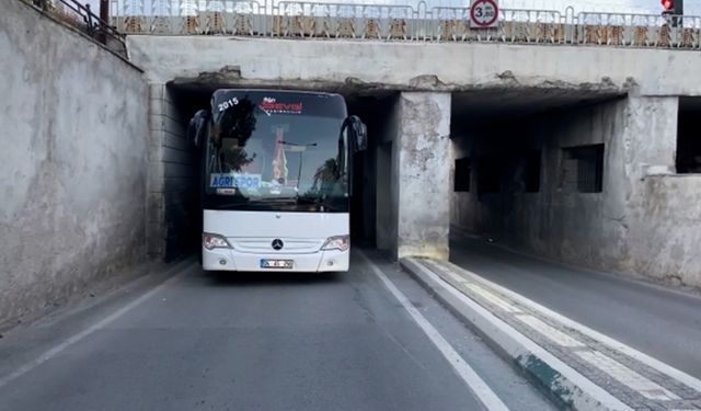 Ağrıspor’un takım otobüsü Kayseri'de alt geçitte sıkıştı