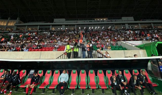 Diyarbakır Stadı'nda skandal! Amedspor maçı karanlığa gömüldü