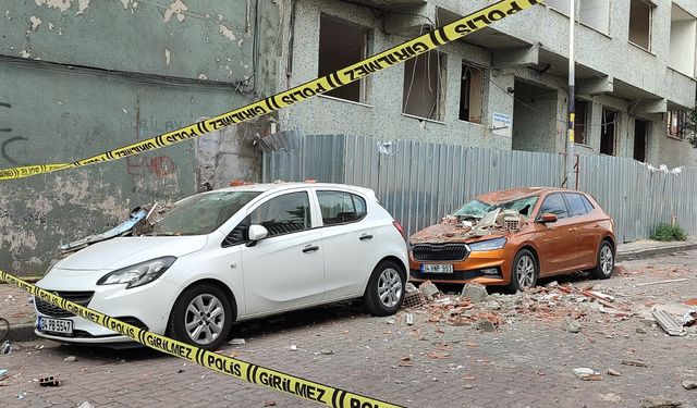 Balkon çöktü, iki araç kullanılmaz hale geldi