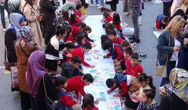 Bin 500 öğrenci aynı anda resim çizdi