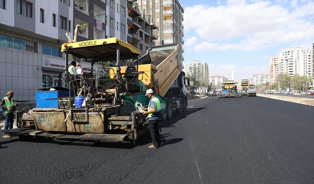Diyarbakır’da belediye ekipleri sahada, yollar asfaltlanıyor