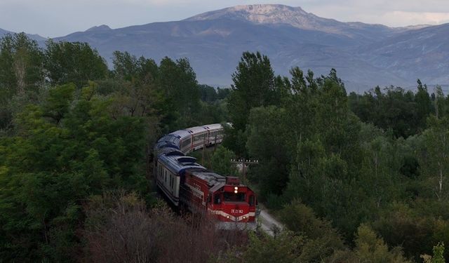 Sonbahar manzarası eşliğinde Doğu Ekspresi