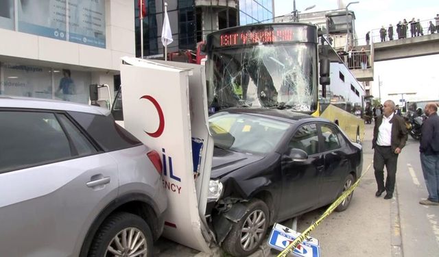 İstanbul’da İETT otobüsü durağa daldı