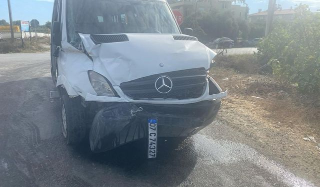 Okul servisiyle midibüs çarpıştı: 7 öğrenci yaralandı