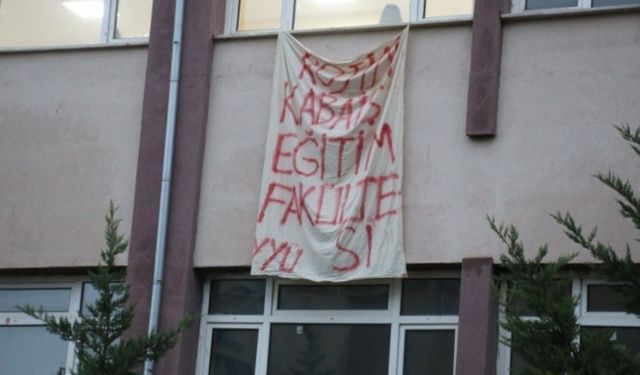Eylemdeki öğrenciler fakültenin ismini Rojin Kabaiş olarak değiştirdi