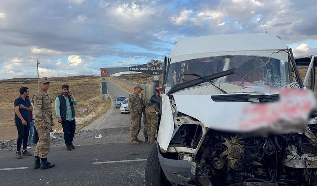 Van'da tır ile okul servisi çarpıştı: Çok sayıda yaralı