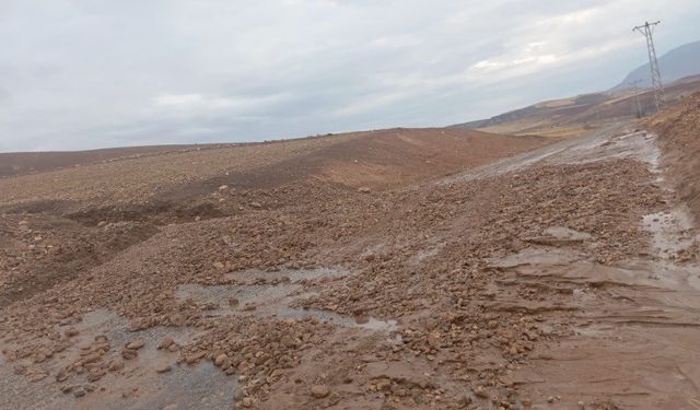 Yağışla birlikte oluşan heyelan yola aktı