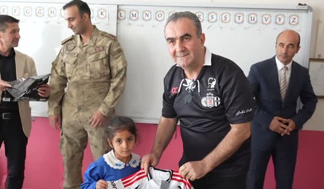 Beşiktaş Kulübü üyeleri, Mardin'de öğrencilere forma hediye etti