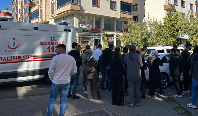 Otomobilin çarptığı 2 öğrenci yaralandı