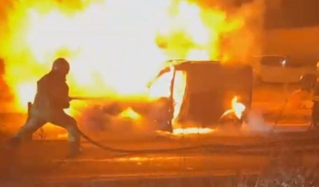 Diyarbakır'da seyir halindeki araç alev topuna döndü