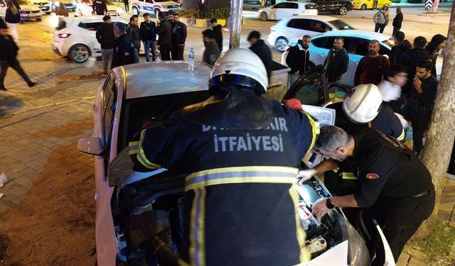 Diyarbakır’da otomobil iş yeri merdivenine çarptı: 4 yaralı