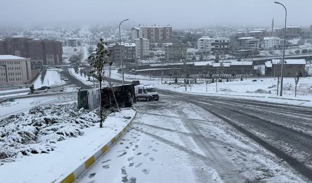 İşçi servisi devrildi, 14 kişi yaralandı