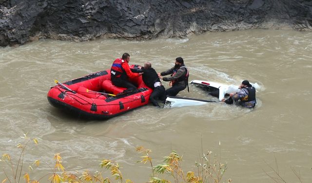 Kamyonet dereye uçtu; 2 ölü, 3 yaralı