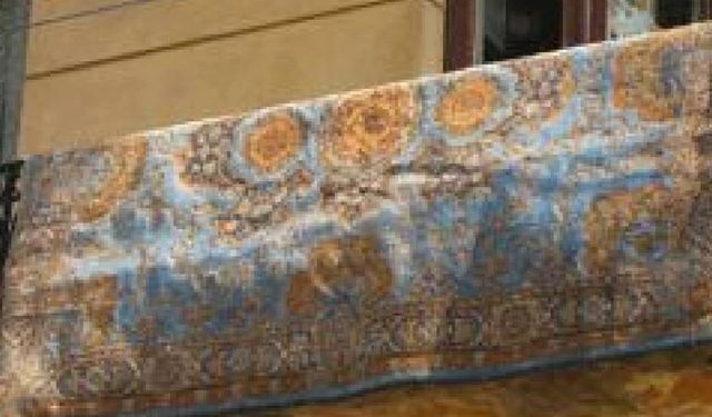 Komşusunun balkonuna halı silkeledi, hapis cezası aldı