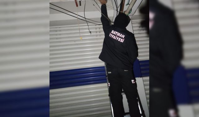 Kuaförde mahsur kalan 3 kişiyi itfaiye kurtardı