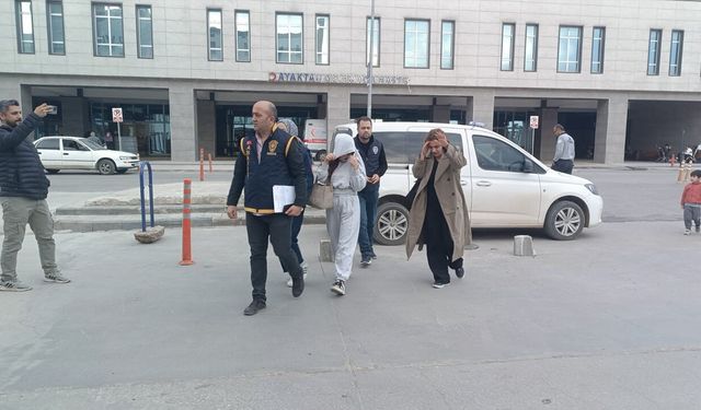 Masaj salonlarına fuhuş baskını: 5 gözaltı