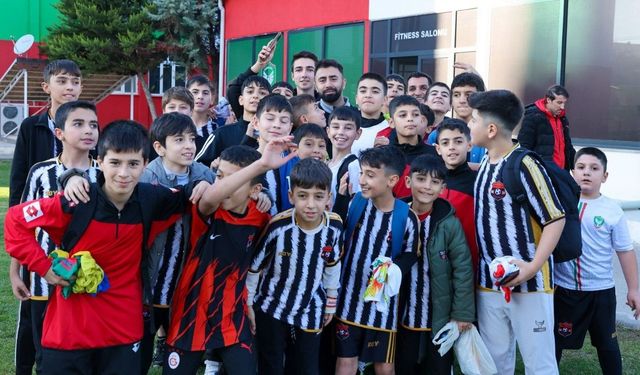 Minik yıldızlardan Amedspor’a ziyaret
