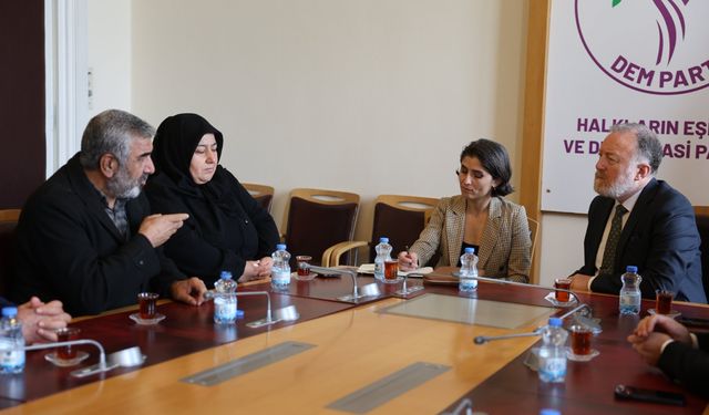 Rojin Kabaiş'in ailesinden DEM Parti Grubu’na ziyaret