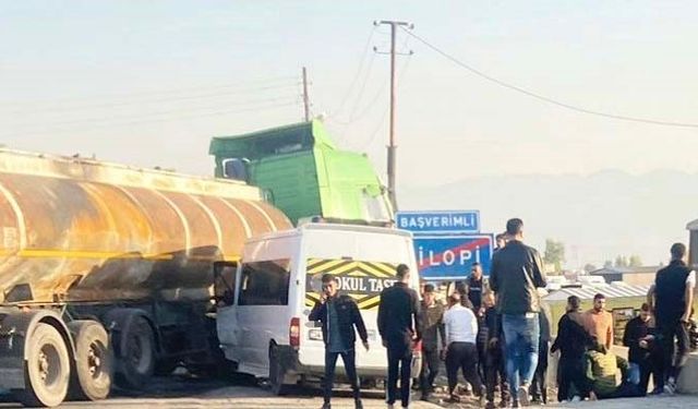 Okul servisi tankerle çarpıştı: 13'ü öğrenci 14 yaralı
