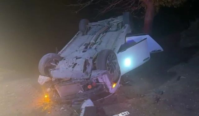 Devrilen otomobilde 3 yaralı