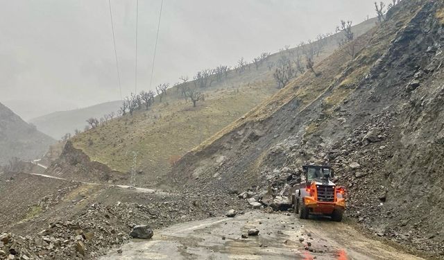 Batman'da heyelan; köy ve mezra yolları ulaşıma kapandı
