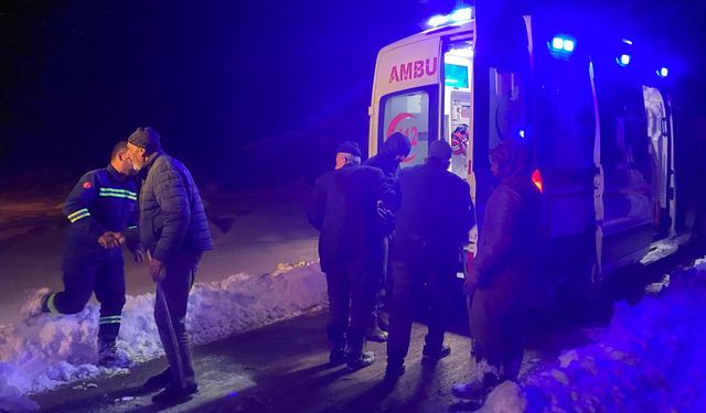 Batman'da köy yolu kapanan hasta  için karla mücadele yapıldı