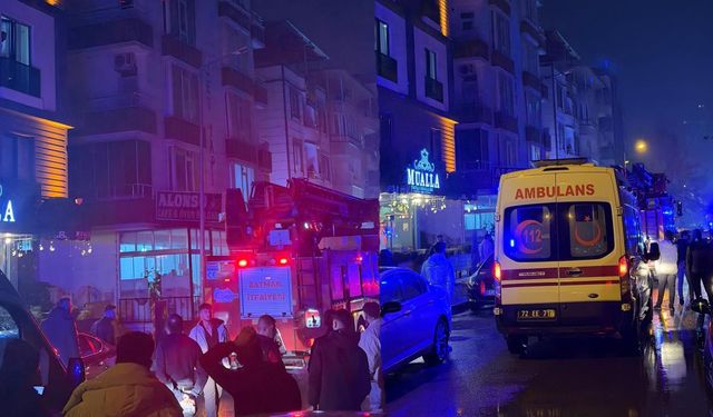 Cinnet getiren şahıs, evinin eşyalarını sokağa fırlattı