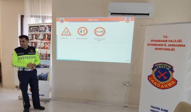 Diyarbakır’da trafik ekipleri emniyet kemeri takmanın önemini anlattı