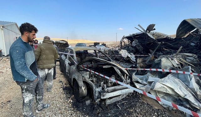 İnşaat şantiyesinde yangın çıktı, 4 araç yandı