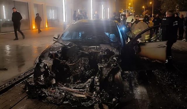 Mardin'de park halindeki lüks otomobil alev aldı