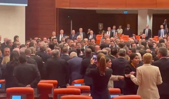 Mecliste AKP ve CHP milletvekilleri arasında yumruklu kavga çıktı