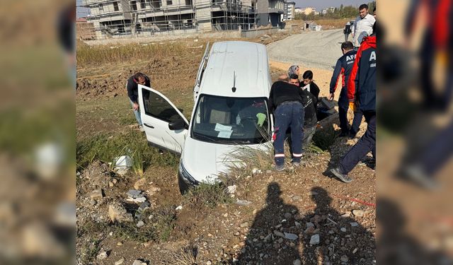 Otomobil su kanalına düştü: 1 yaralı