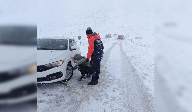 Şırnak'ta "turuncu kod" alarm: 22 araç yollarda kaldı