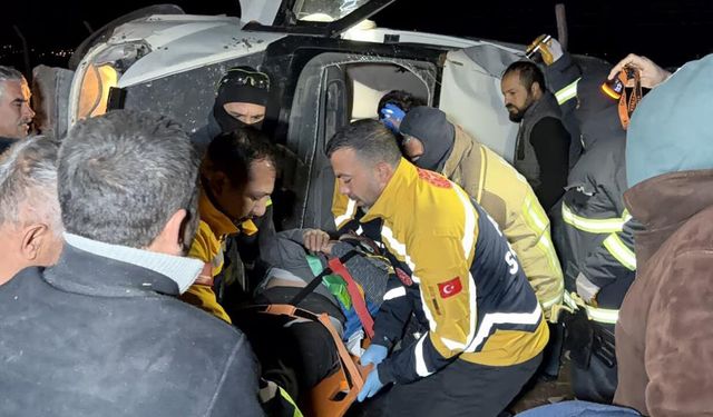 Takla atarak devrilen minibüsteki 4 kişi yaralandı!