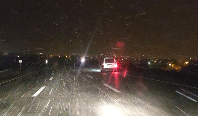 Kar ve tipi, yolu trafiğe kapattı!